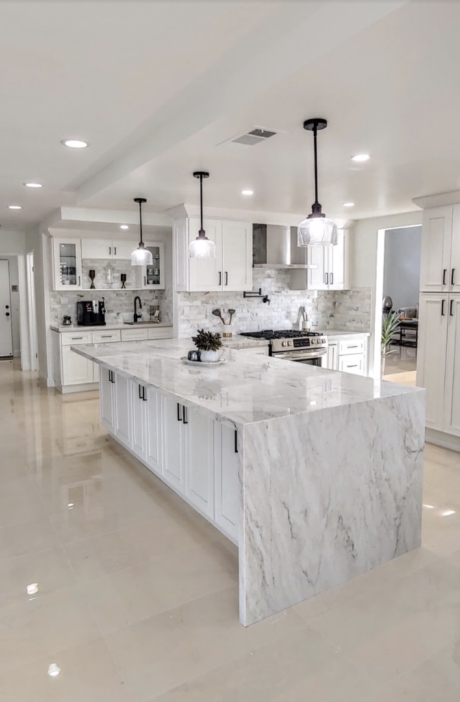 Luxury Style Kitchen Equipped with Beautiful Grey Vein Quartz. Project is located in Richmond Hill